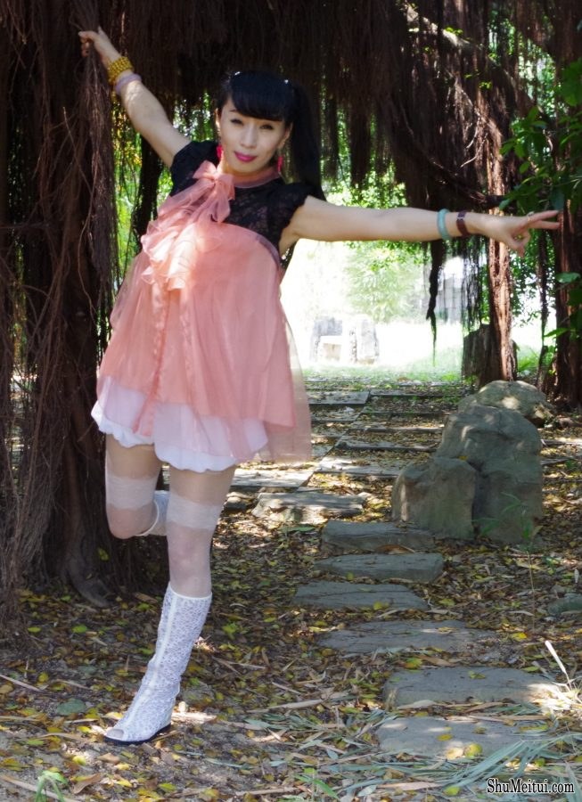 妹妹卡儿的白丝和姐姐薇儿的肉丝外出[第1张/共16张]