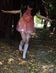 妹妹卡儿的白丝和姐姐薇儿的肉丝外出