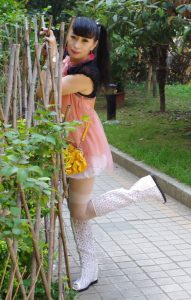 妹妹卡儿的白丝和姐姐薇儿的肉丝外出