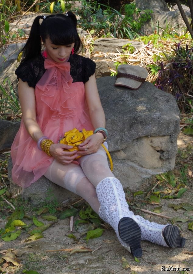 妹妹卡儿的白丝和姐姐薇儿的肉丝外出[第5张/共16张]