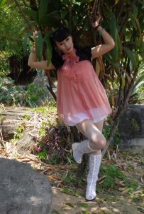 妹妹卡儿的白丝和姐姐薇儿的肉丝外出