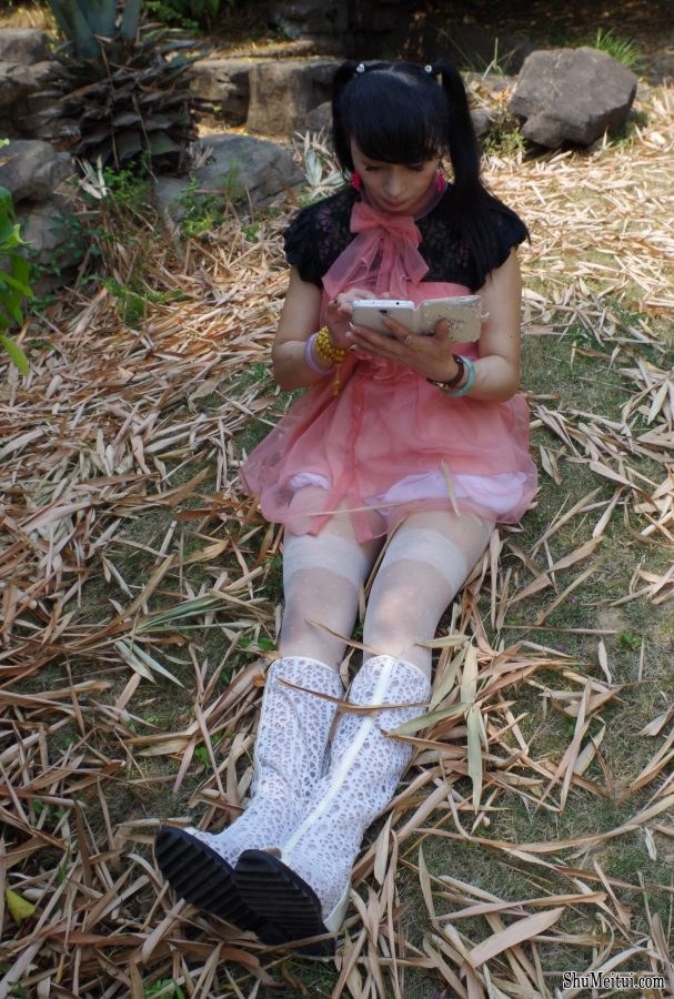 妹妹卡儿的白丝和姐姐薇儿的肉丝外出[第8张/共16张]