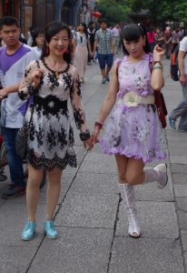 卡儿薇儿两姐妹又是同时外出秀丝腿