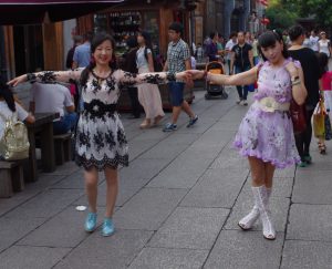 卡儿薇儿两姐妹又是同时外出秀丝腿