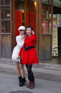 卡儿和薇儿姐妹俩外出不是肉丝就是黑丝