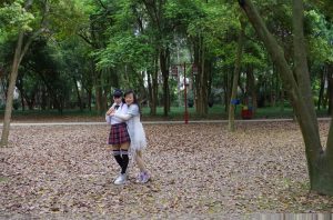 卡儿和姐姐薇儿开春外出拍照片