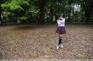 卡儿和姐姐薇儿开春外出拍照片