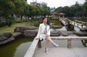 卡儿和姐姐薇儿开春外出拍照片