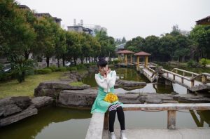 卡儿和姐姐薇儿开春外出拍照片