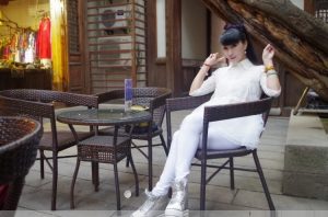 卡儿和姐姐薇儿开春外出拍照片