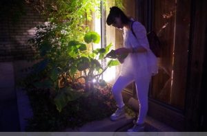 卡儿和姐姐薇儿开春外出拍照片