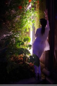 卡儿和姐姐薇儿开春外出拍照片