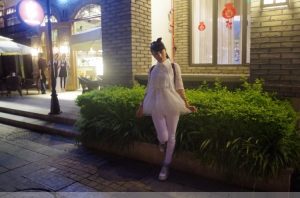 卡儿和姐姐薇儿开春外出拍照片