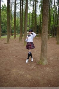 卡儿和姐姐薇儿开春外出拍照片