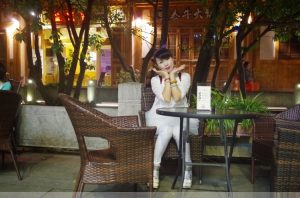 卡儿和姐姐薇儿开春外出拍照片