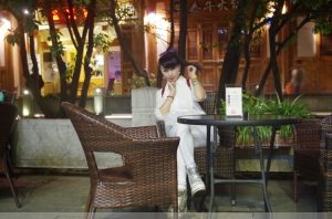 卡儿和姐姐薇儿开春外出拍照片