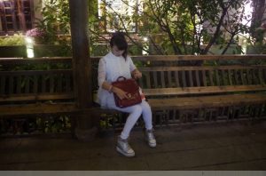 卡儿和姐姐薇儿开春外出拍照片