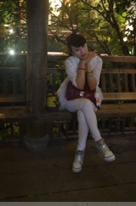 卡儿和姐姐薇儿开春外出拍照片