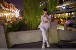 卡儿和姐姐薇儿开春外出拍照片