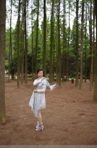 卡儿和姐姐薇儿开春外出拍照片