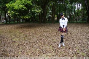 卡儿和姐姐薇儿开春外出拍照片