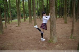 卡儿和姐姐薇儿开春外出拍照片