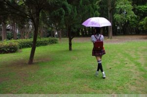 卡儿和姐姐薇儿开春外出拍照片