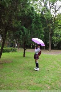 卡儿和姐姐薇儿开春外出拍照片