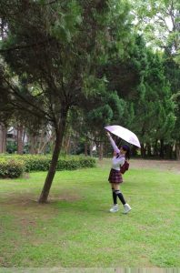 卡儿和姐姐薇儿开春外出拍照片