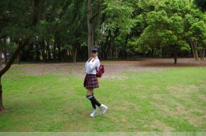 卡儿和姐姐薇儿开春外出拍照片