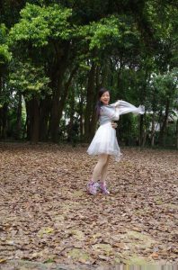 卡儿和姐姐薇儿开春外出拍照片