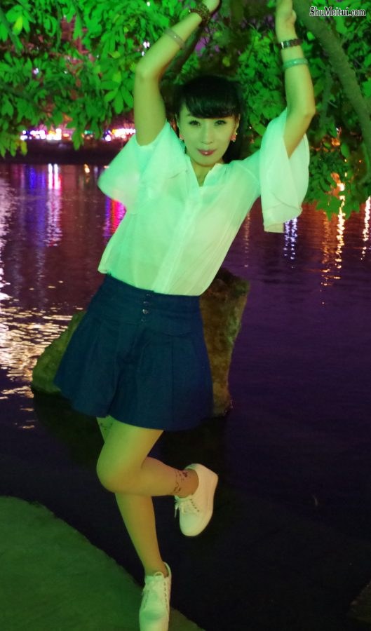 卡儿薇儿两姐妹外出肉丝真是无丝不欢[第14张/共25张]