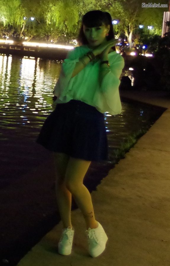 卡儿薇儿两姐妹外出肉丝真是无丝不欢[第17张/共25张]