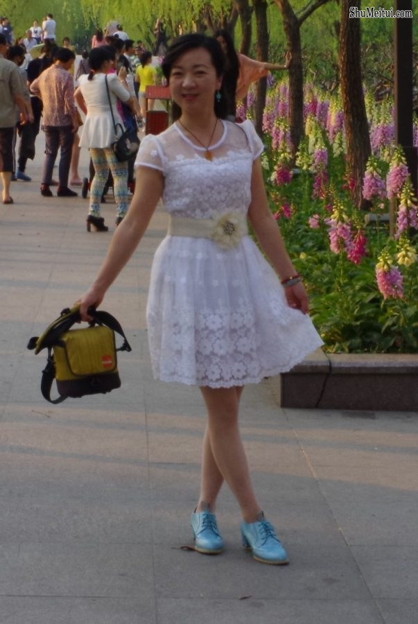 卡儿薇儿两姐妹外出肉丝真是无丝不欢[第2张/共25张]