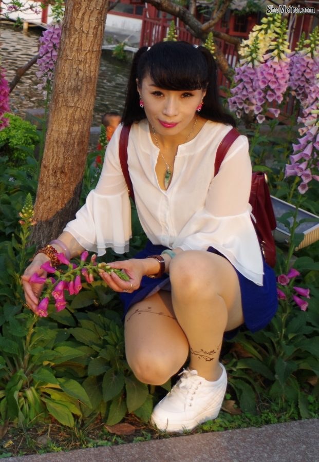 卡儿薇儿两姐妹外出肉丝真是无丝不欢[第3张/共25张]