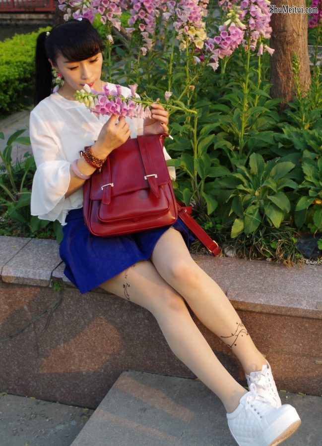 卡儿薇儿两姐妹外出肉丝真是无丝不欢[第6张/共25张]