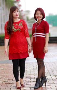 两位远房表嫂一起出来秀腿2黑丝短靴子