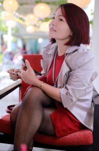 两位远房表嫂一起出来秀腿2黑丝短靴子