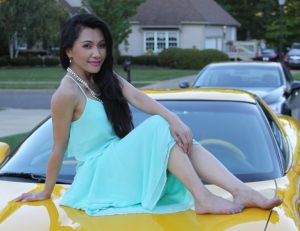 富婆罗斯坐到豪华跑车上秀脚