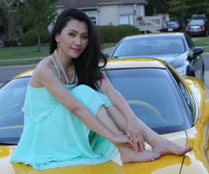 富婆罗斯坐到豪华跑车上秀脚