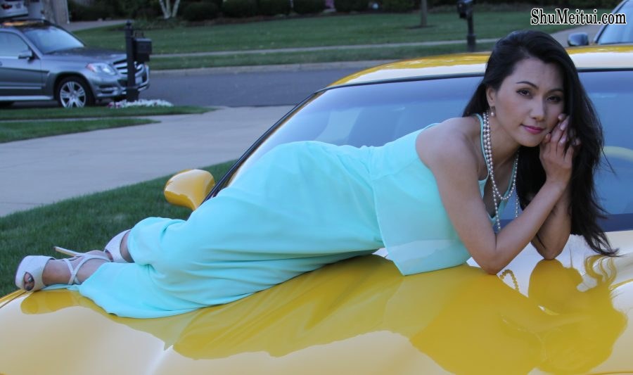 富婆罗斯坐到豪华跑车上秀脚[第5张/共7张]