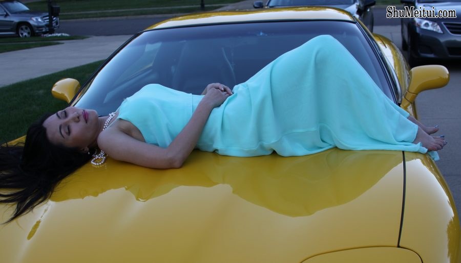 富婆罗斯坐到豪华跑车上秀脚[第6张/共7张]