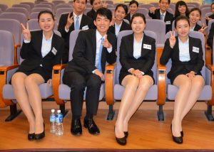 一群穿制服女孩儿们的肉丝高跟培训礼仪2