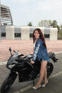 穿肉色丝袜的长腿女孩——机车型号：HONDA CBR 300