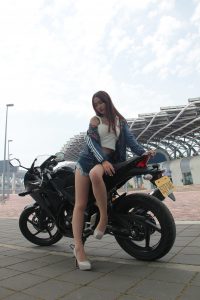 穿肉色丝袜的长腿女孩——机车型号：HONDA CBR 300