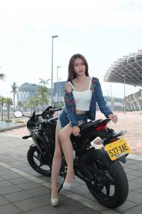 穿肉色丝袜的长腿女孩——机车型号：HONDA CBR 300