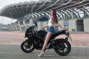 穿肉色丝袜的长腿女孩——机车型号：HONDA CBR 300