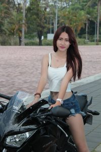 穿肉色丝袜的长腿女孩——机车型号：HONDA CBR 300