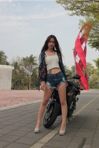 穿肉色丝袜的长腿女孩——机车型号：HONDA CBR 300
