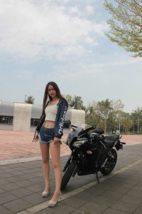 穿肉色丝袜的长腿女孩——机车型号：HONDA CBR 300